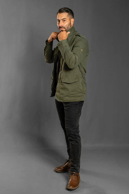 Chaqueta militar verde militar Luck & Load para hombre — vista perfil ajustando cuello, corte recto, estilo urbano versátil