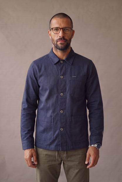 Chaqueta obrera azul marino para hombre de Luck & Load, vista frontal con la prenda abotonada.
