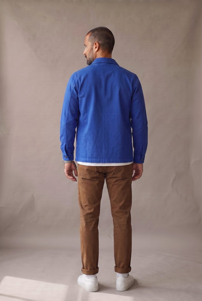 Chaqueta obrera azul rey para hombre de Luck & Load, vista de espalda con el paño trasero liso, sin costura horizontal.