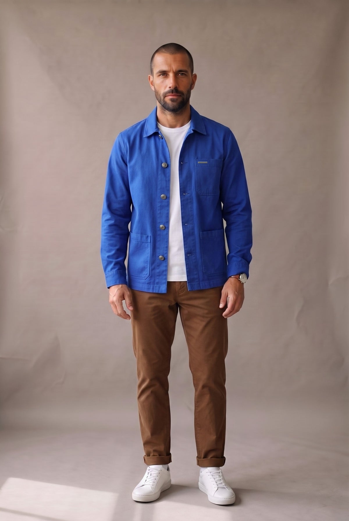 Chaqueta obrera azul rey para hombre de Luck & Load, vista frontal de cuerpo entero sobre camiseta blanca y pantalón café.