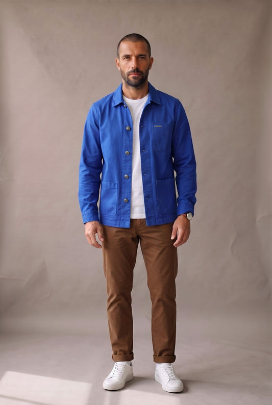 Chaqueta obrera azul marino para hombre de Luck & Load, vista frontal de cuerpo entero, abierta y con las manos en los bolsillos.
