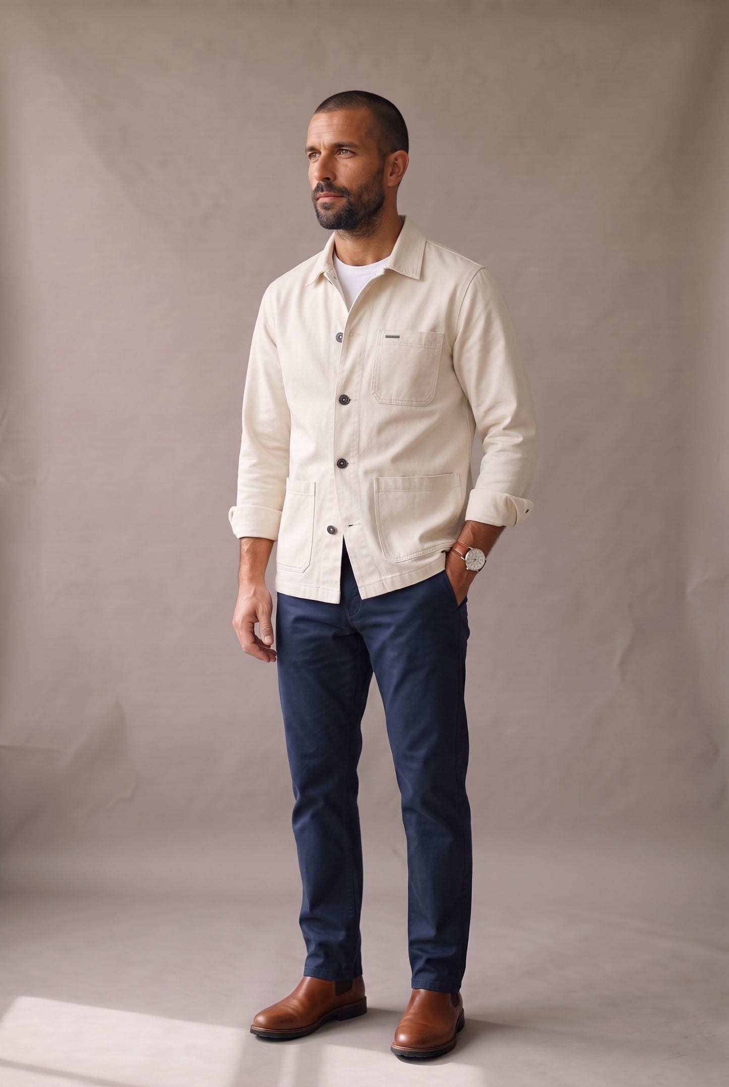 Chaqueta obrera beige para hombre de Luck & Load, vista frontal con la prenda abotonada.