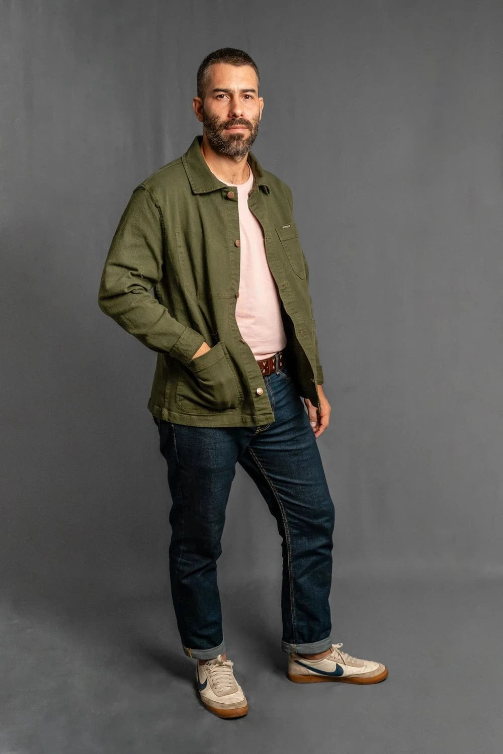 Chaqueta overshirt verde militar Luck & Load hombre — vista perfil, corte recto