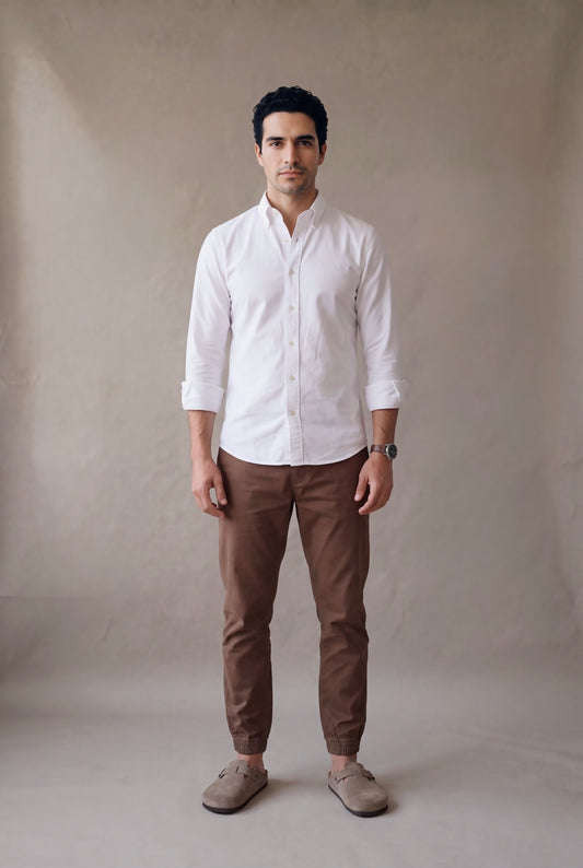 Jogger beige para hombre de Luck and Load, vista de frente, en drill de algodón