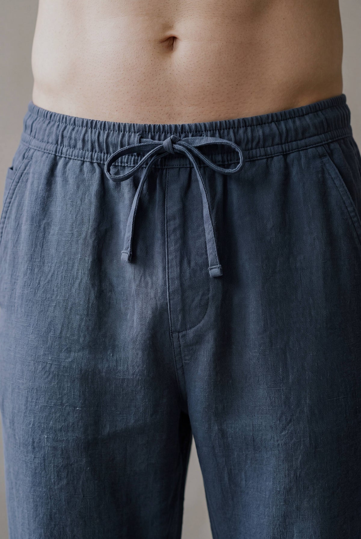 Detalle de la pretina elástica con cordón y moño del pantalón de descanso en lino azul naval, Luck & Load