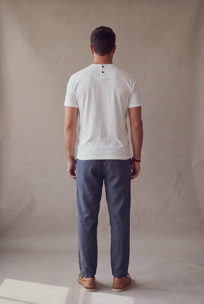 Pantalón de descanso en lino azul naval para hombre, vista de espalda de cuerpo completo, Luck & Load