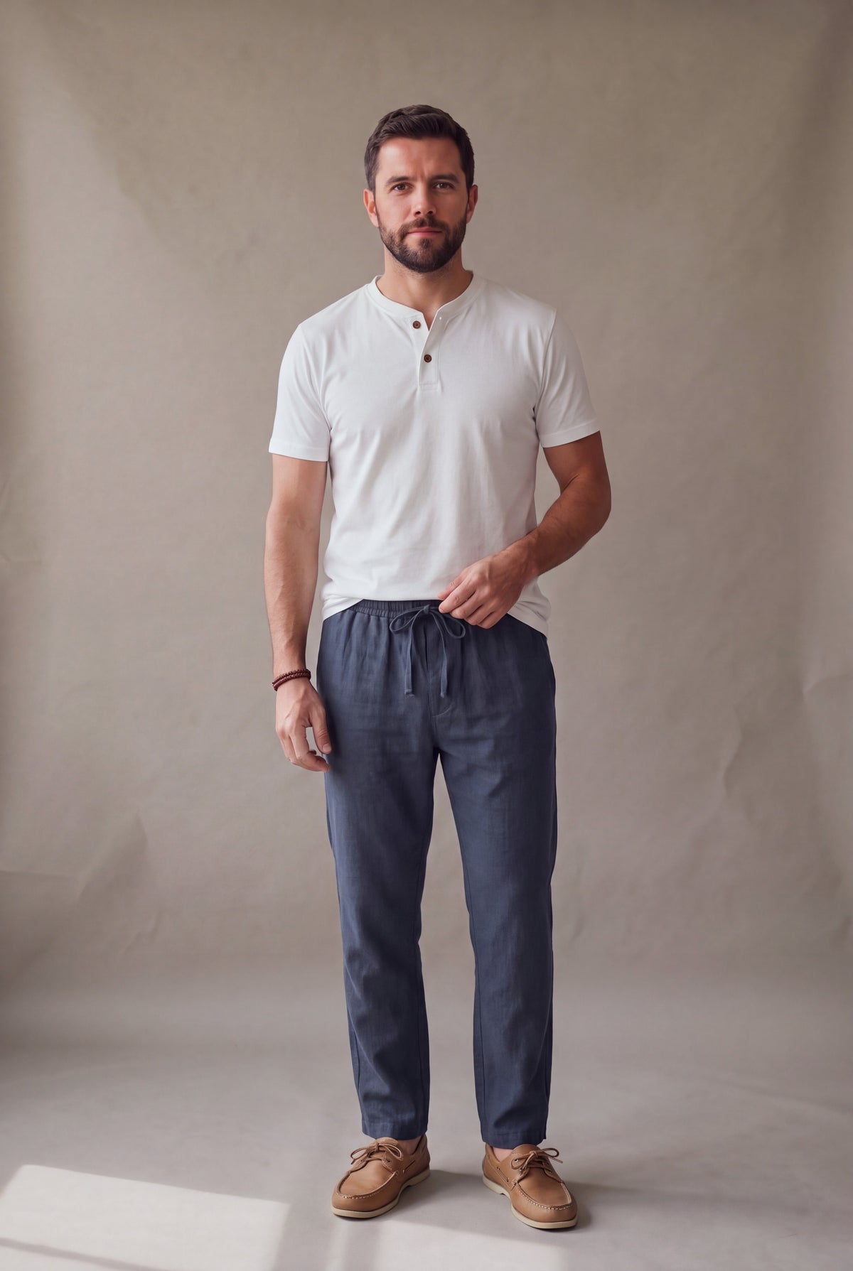 Pantalón de descanso en lino azul naval para hombre, cuerpo completo de frente, Luck & Load