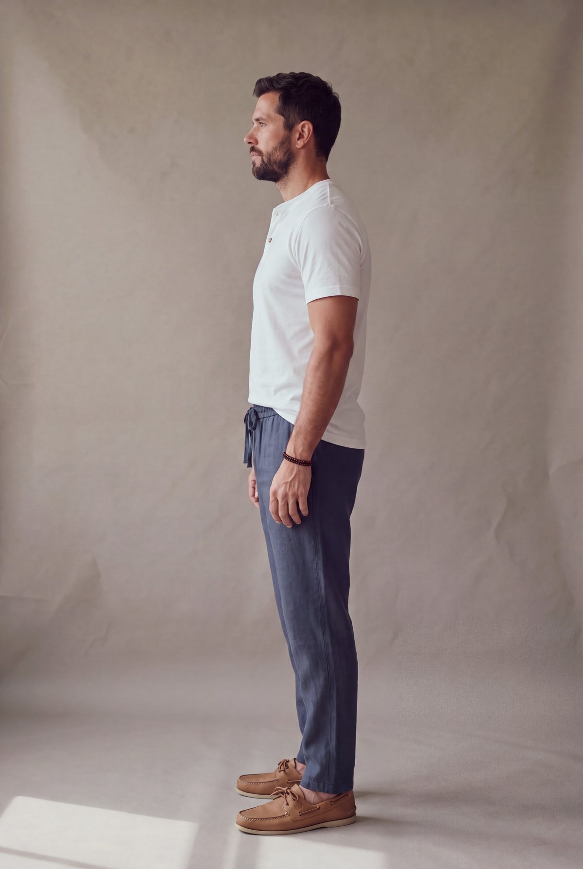 Pantalón de descanso en lino azul naval para hombre, perfil lateral de cuerpo completo, Luck & Load