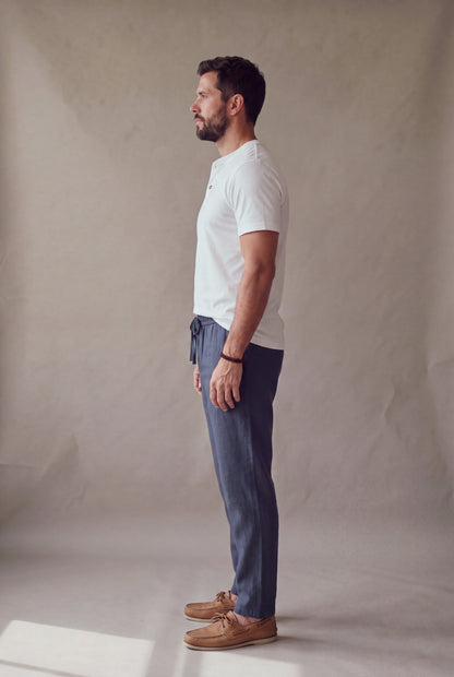 Pantalón de descanso en lino azul naval para hombre, perfil lateral de cuerpo completo, Luck & Load