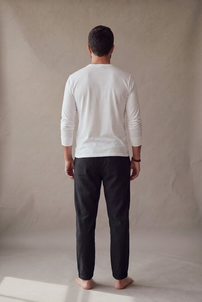 Pantalón de descanso en lino negro para hombre, vista de espalda de cuerpo completo, Luck & Load