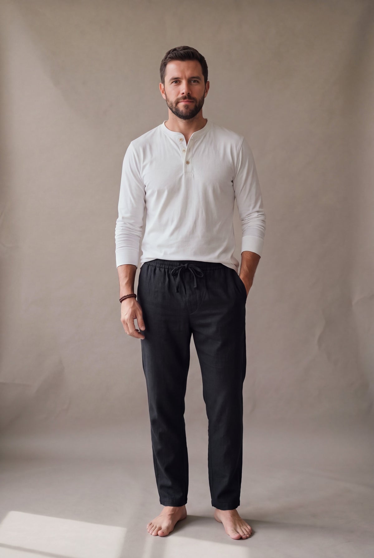 Pantalón de descanso en lino negro para hombre, cuerpo completo de frente, Luck & Load