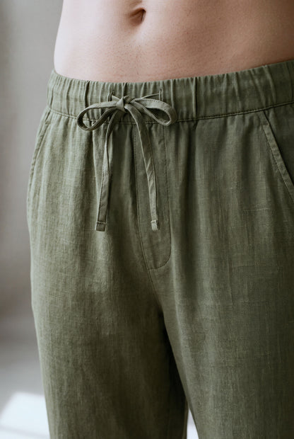 Detalle de la pretina elástica con cordón y moño del pantalón de descanso en lino verde militar, Luck & Load