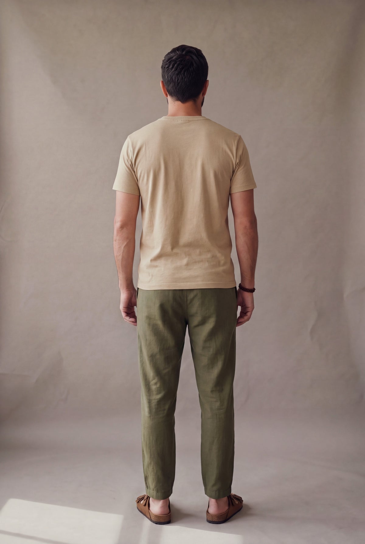 Pantalón de descanso en lino verde militar para hombre, vista de espalda de cuerpo completo, Luck & Load