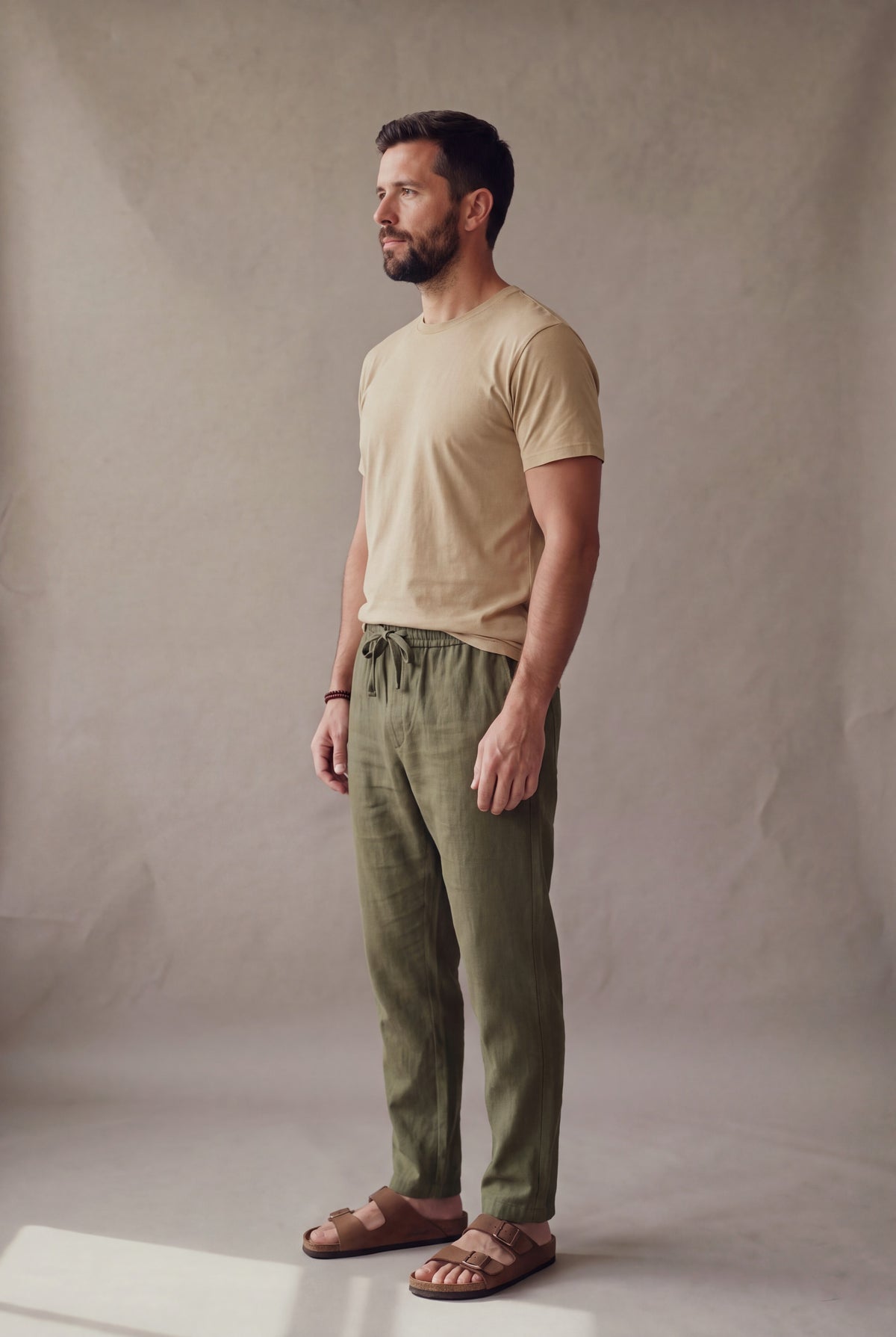 Pantalón de descanso en lino verde militar para hombre, perfil lateral de cuerpo completo, Luck & Load