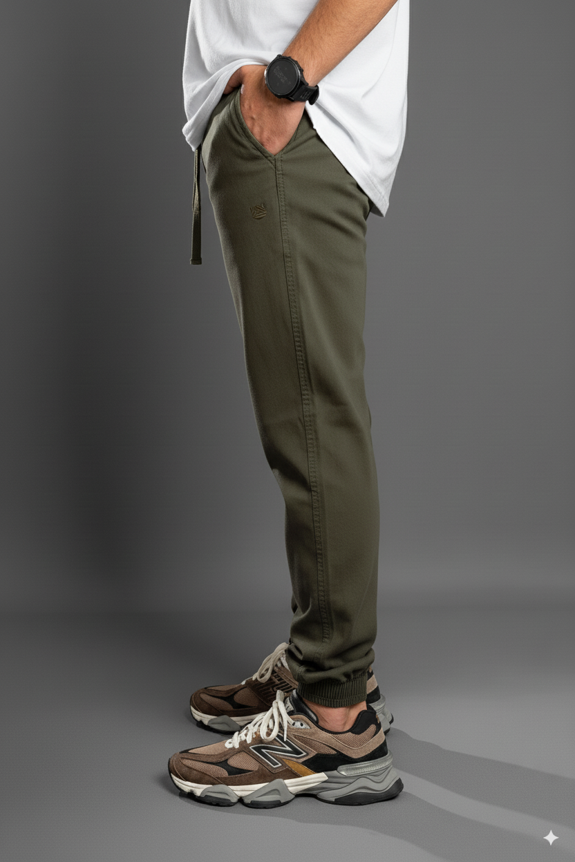 Close-up del bolsillo y cordón del pantalón jogger verde militar, ideal para outfit urbano y viajes cómodos