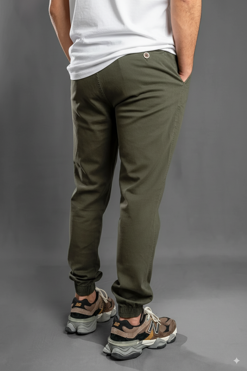 Parte trasera del jogger verde militar con puños resortados y bolsillos laterales, estilo casual colombiano