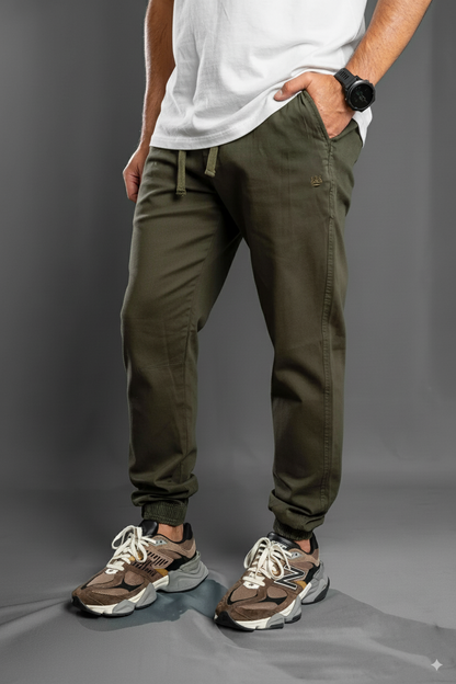 Vista frontal de pantalón jogger verde militar en dril algodón, cordón ajustable y puño elástico, para hombre Luck & Load