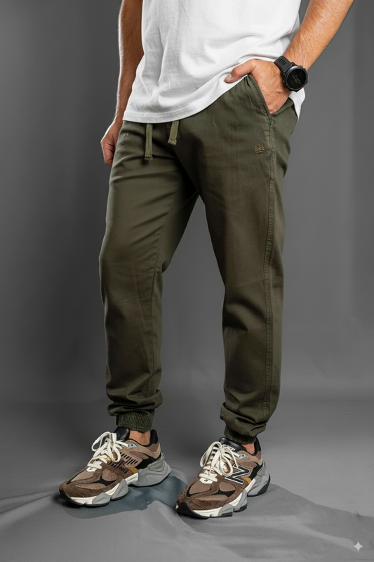 Vista frontal de pantalón jogger verde militar en dril algodón, cordón ajustable y puño elástico, para hombre Luck & Load