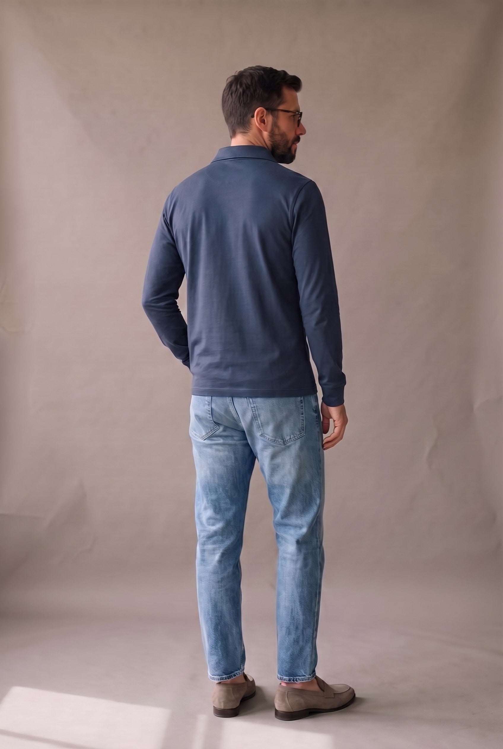 Polo de manga larga para hombre color azul marino, marca Luck & Load, vista de espalda.