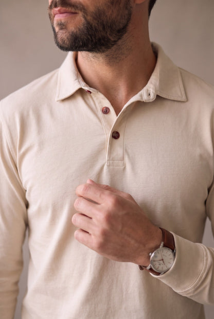 Detalle del cuello, los botones de corozo y el puño del polo de manga larga beige de Luck & Load.