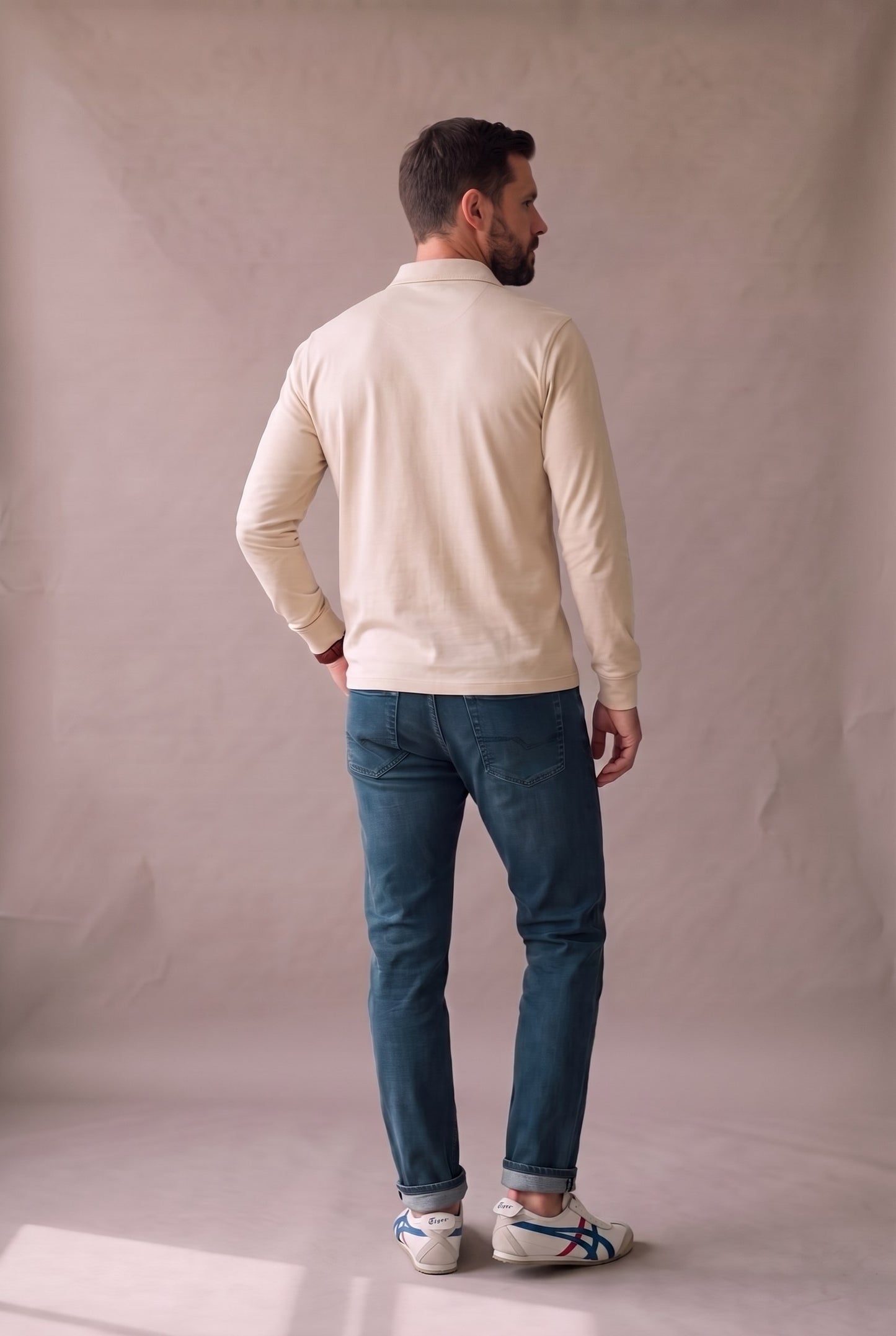 Polo de manga larga para hombre color beige, marca Luck & Load, vista de espalda.