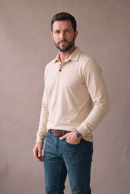 Polo de manga larga para hombre color beige, marca Luck & Load, de pie en vista de tres cuartos.