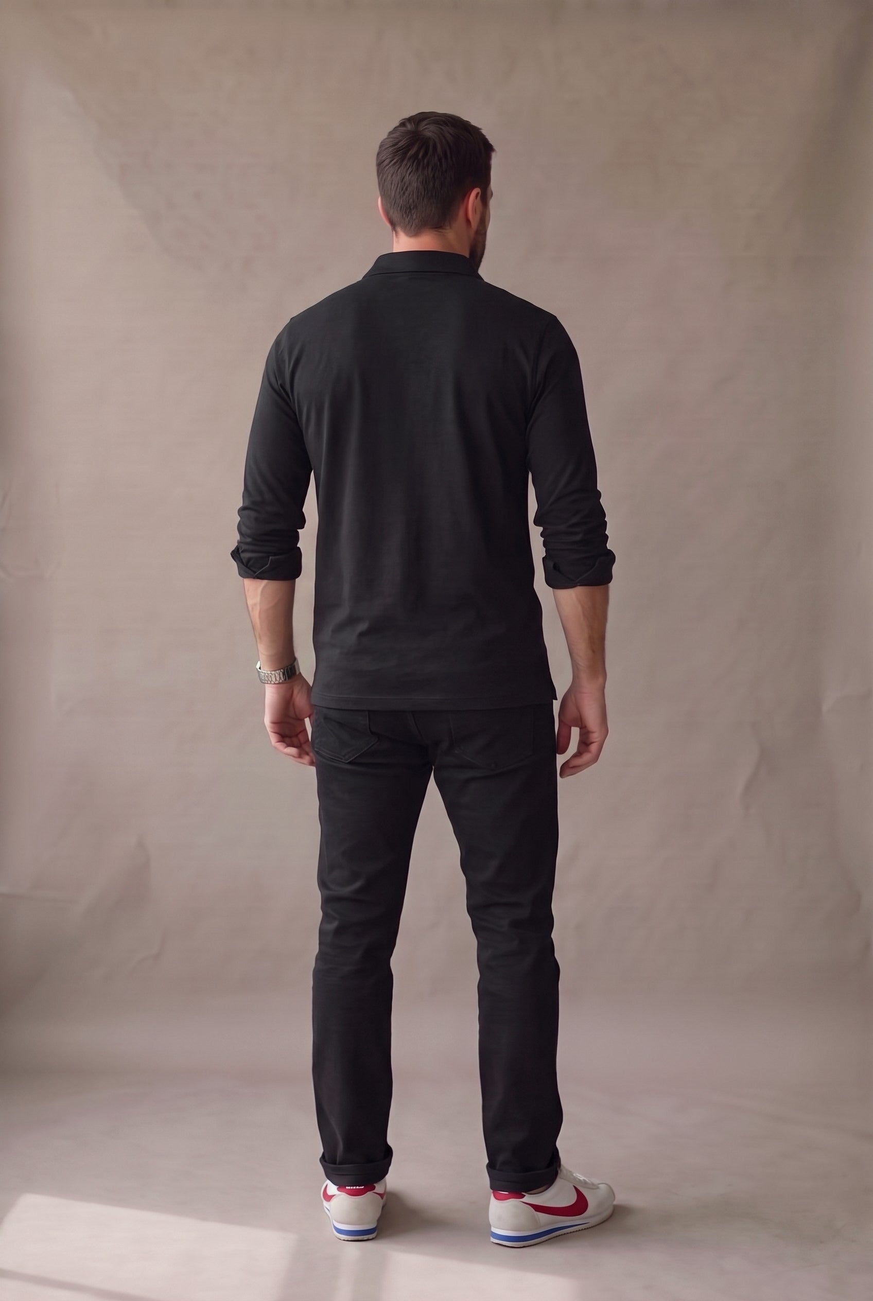 Polo de manga larga para hombre color negro, marca Luck & Load, vista de espalda.