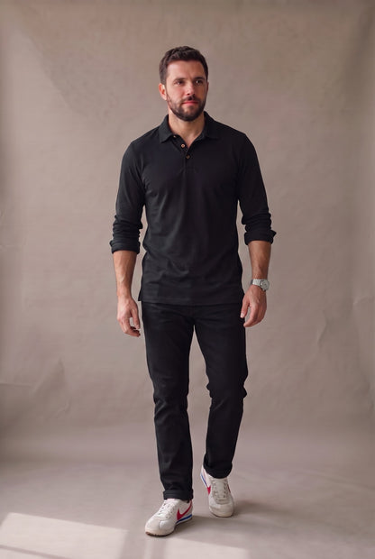 Polo de manga larga para hombre color negro, marca Luck & Load, vista frontal de cuerpo completo.