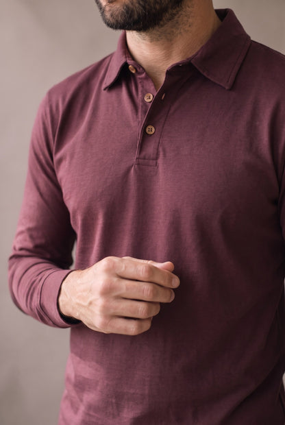 Detalle del cuello, los botones de corozo y el puño del polo de manga larga vinotinto de Luck & Load.