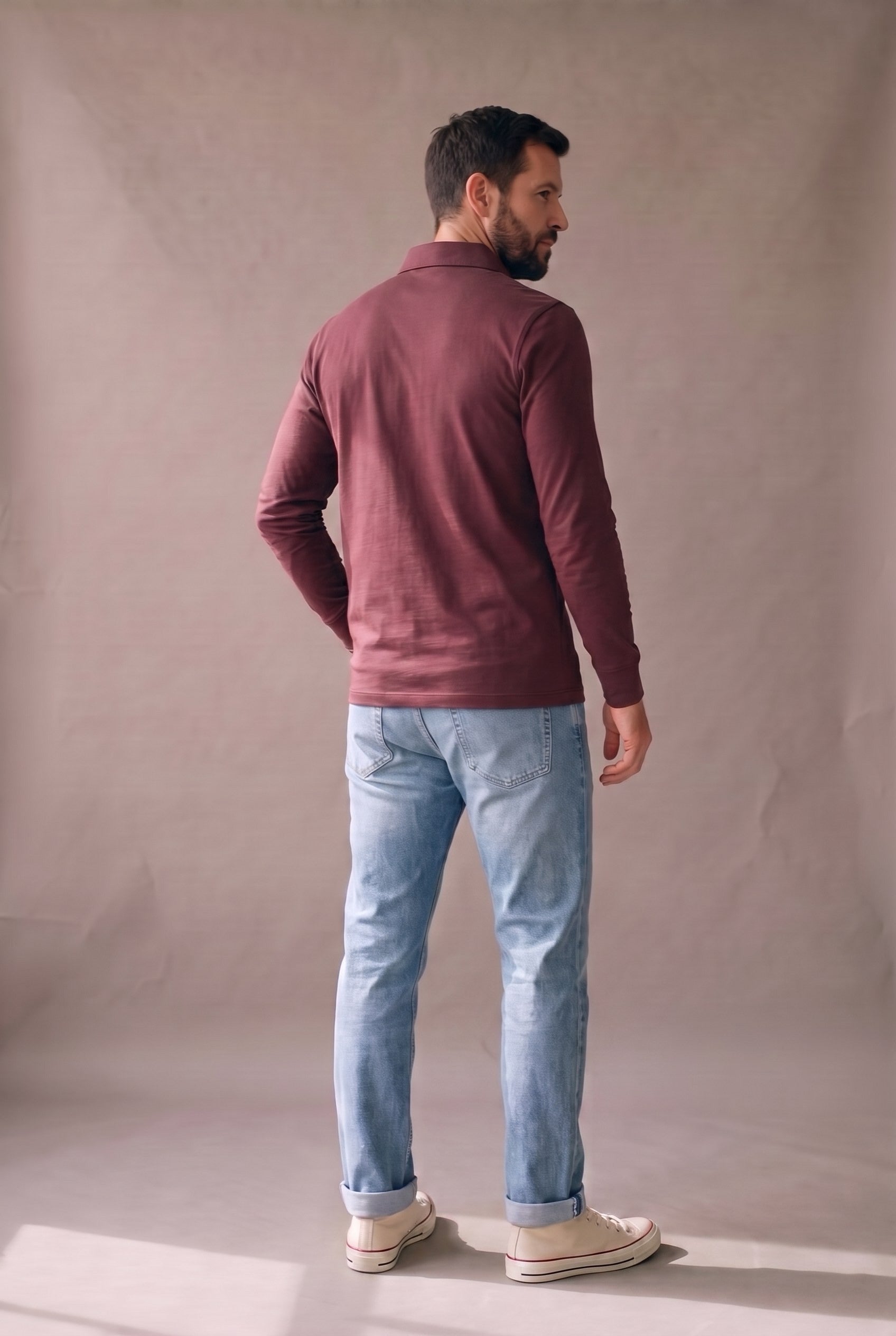 Polo de manga larga para hombre color vinotinto, marca Luck & Load, vista de espalda.