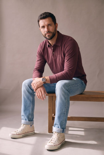 Polo de manga larga para hombre color vinotinto, marca Luck & Load, sentado en vista lateral.