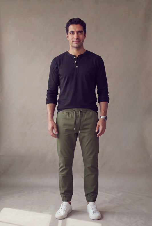 Jogger beige para hombre de Luck and Load, vista de frente, en drill de algodón
